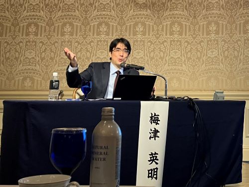 梅津英明弁護士の登壇風景