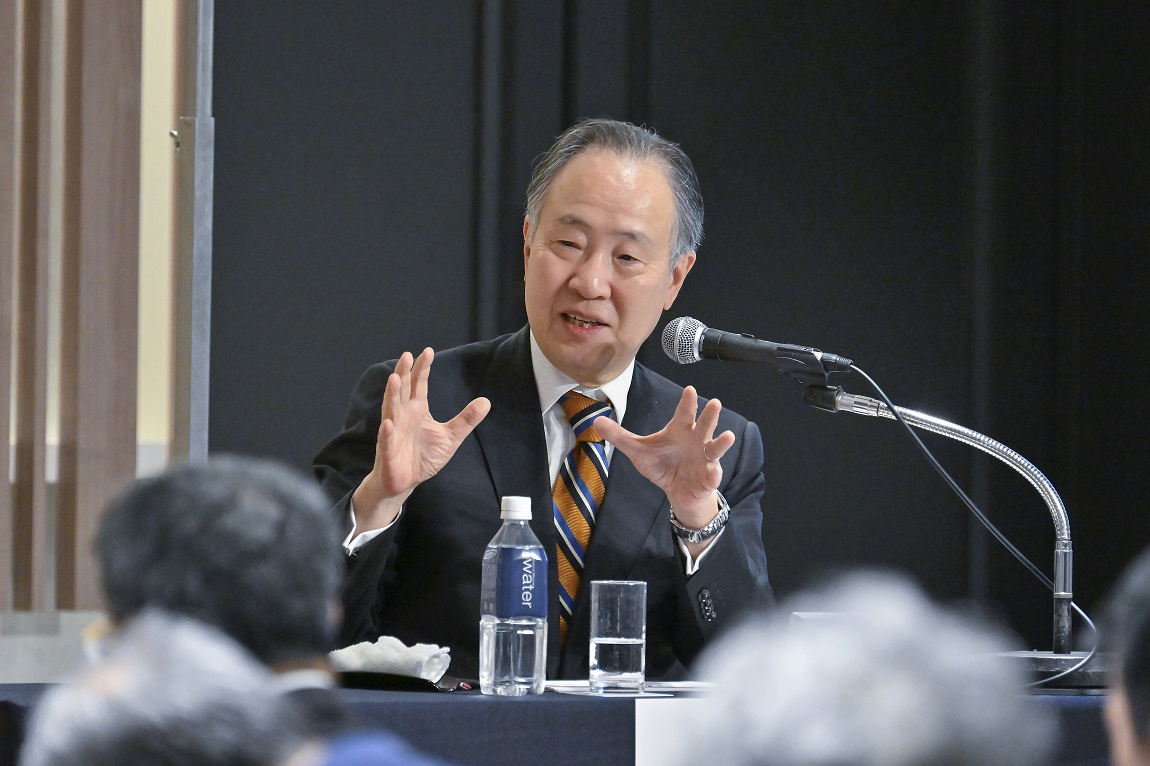 冨田浩司顧問(元駐米大使)の登壇風景